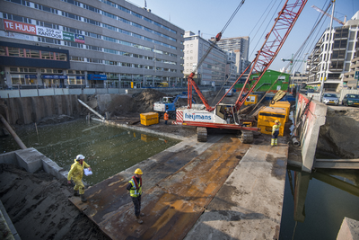 910332 Afbeelding van de werkzaamheden ten behoeve van het opnieuw aanleggen van de Stadsbuitengracht te Utrecht, ter ...